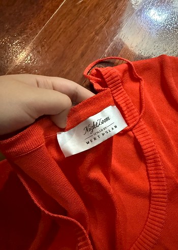 Kısa Kollu Kırmızı Düğmeli Midi Elbise - Görsel 2