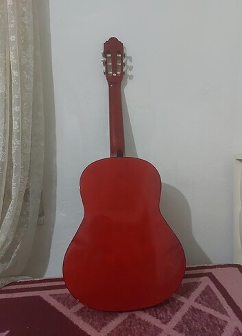 Gitarımı hiç kullanmaya zamanım olmadı için satıyorum. 