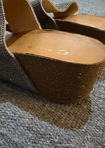 Kahverengi Pul Detaylı Kadın Dolgu Topuk Terlik - Görsel 5