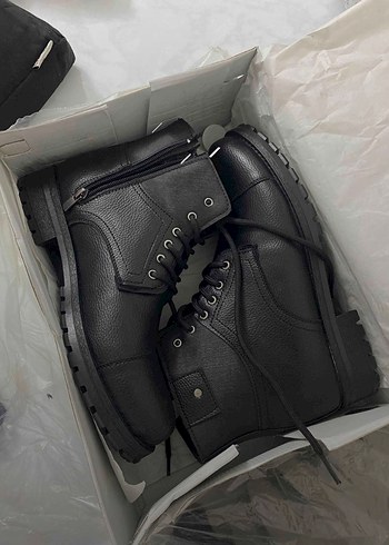 Siyah Parlak Deri Bağcıklı Erkek Botu - Görsel 3