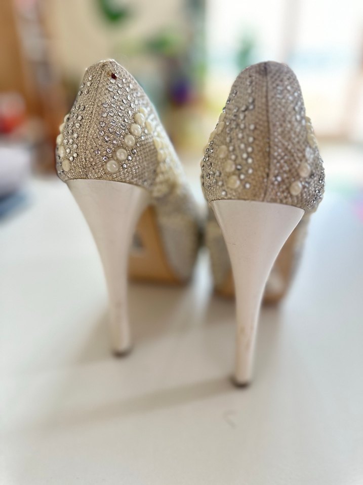 İnci Detaylı Beyaz Yılan Desenli Topuklu Ayakkabı - Görsel 4