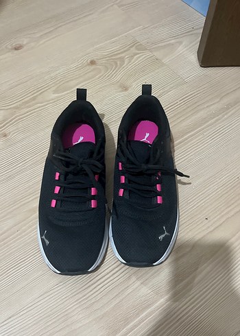 Siyah-pembe elastik bağcıklı kadın spor ayakkabı