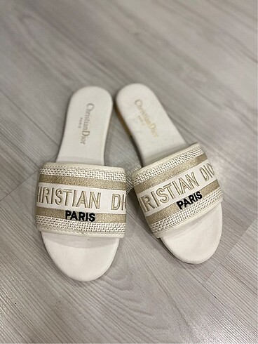 Christian Dior beyaz yazlık terlik