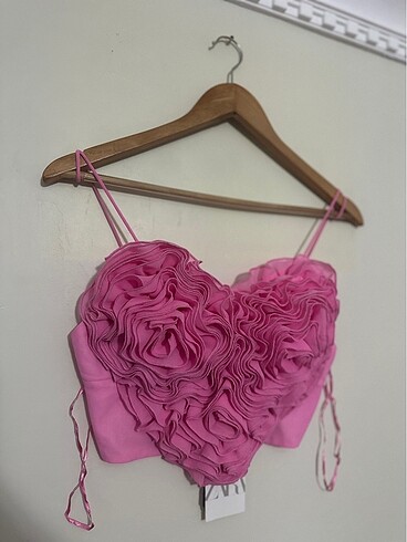 ZARA VOLANLI KALP ŞEKLİNDE CROP TOP