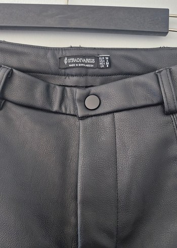 Stradivarius Siyah Deri Mini Şort - Görsel 2