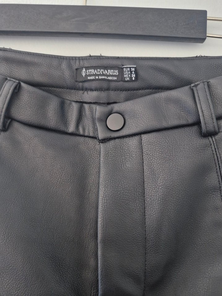 Stradivarius Siyah Deri Mini Şort - Görsel 2