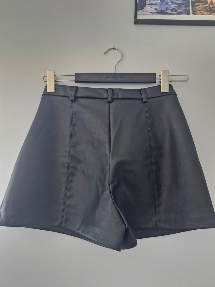 Stradivarius Siyah Deri Mini Şort - Görsel 3