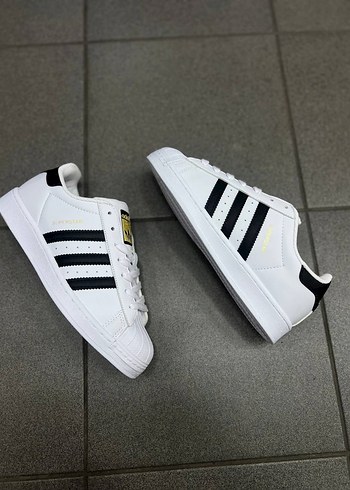 Adidas Siyah Beyaz Şeritli Kadın Spor Ayakkabı