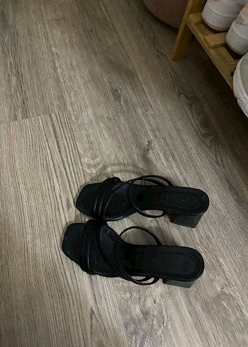 38 Beden Siyah Topuklu Kadın Sandalet