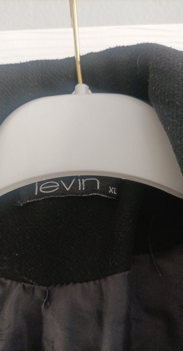 Düğmeli Siyah Kaban ve Kemer Detayı - Görsel 3