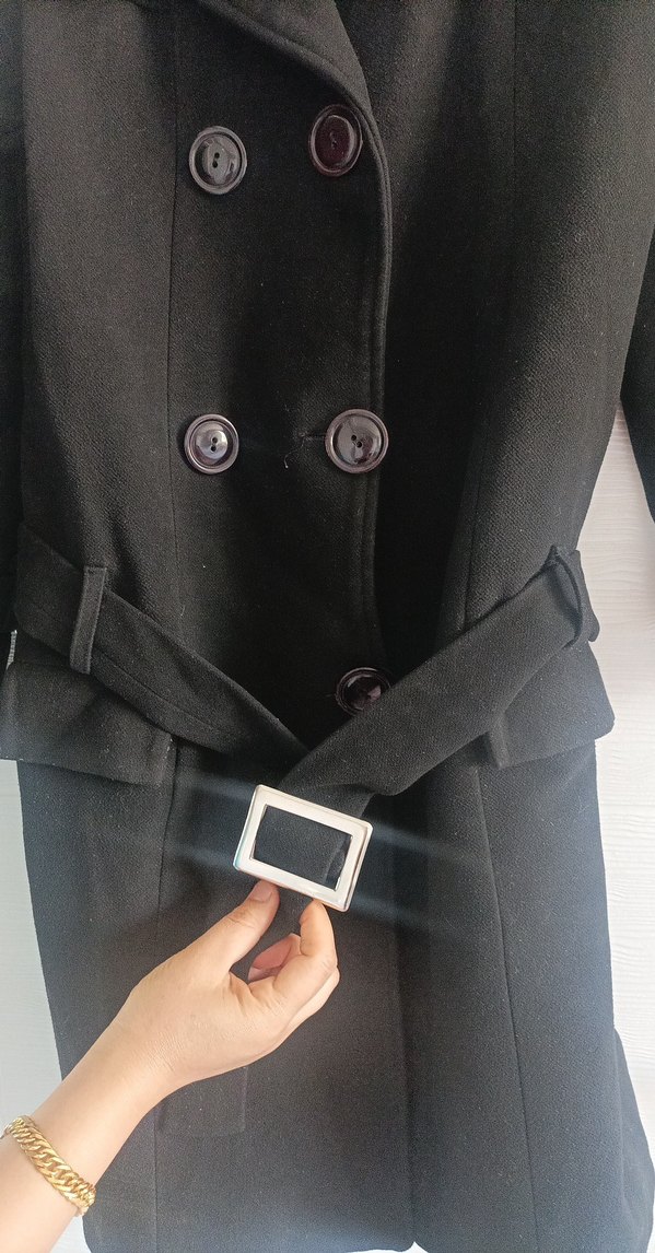 Düğmeli Siyah Kaban ve Kemer Detayı - Görsel 4