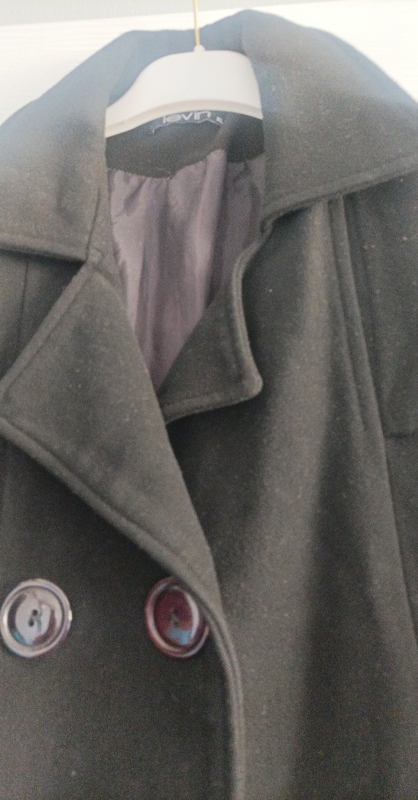 Düğmeli Siyah Kaban ve Kemer Detayı - Görsel 2