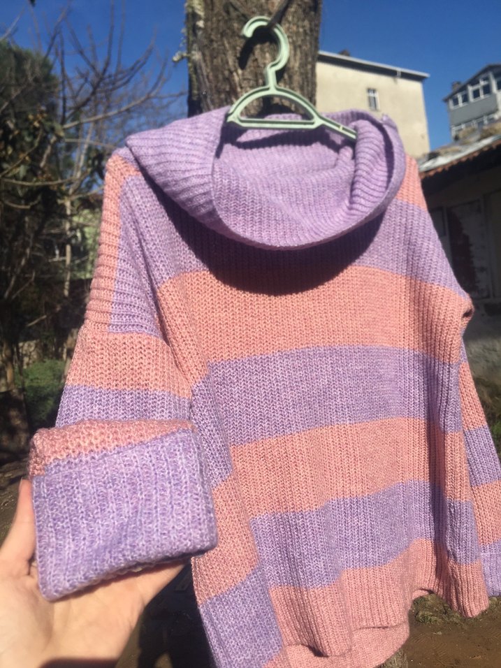 Çizgili Mor-Pembe Boğazlı Triko Kazak - Görsel 2