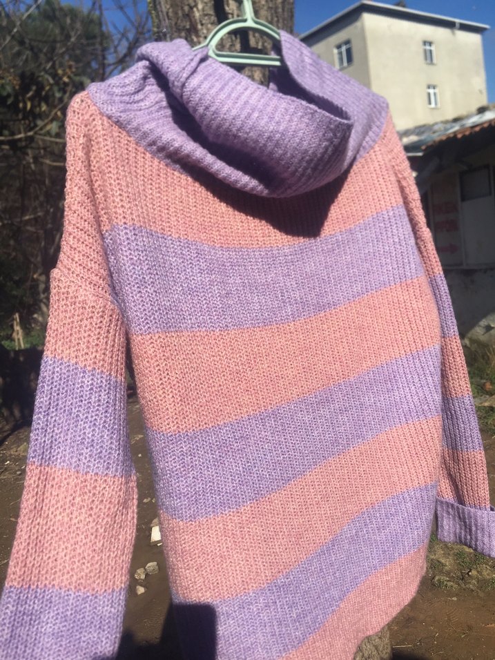 Çizgili Mor-Pembe Boğazlı Triko Kazak - Görsel 4