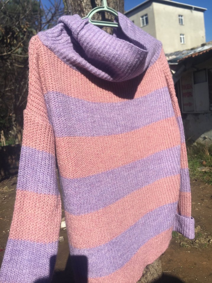 Çizgili Mor-Pembe Boğazlı Triko Kazak - Görsel 3