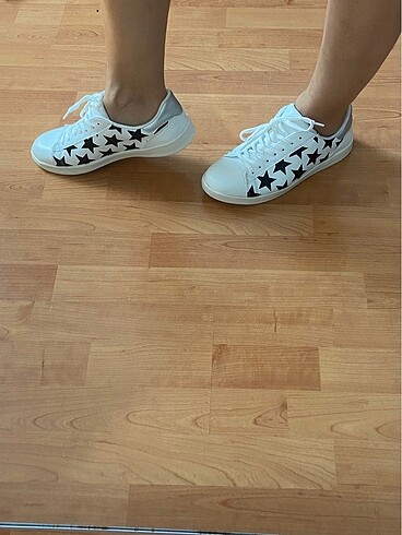 Beyaz yildiz desenli spor ayakkabi
