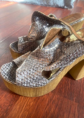 Yılan Desenli Dolgu Topuklu ayakkabi - Görsel 3