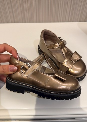 Kızlar için parlak altın rengi tokalı ayakkabı - Görsel 2