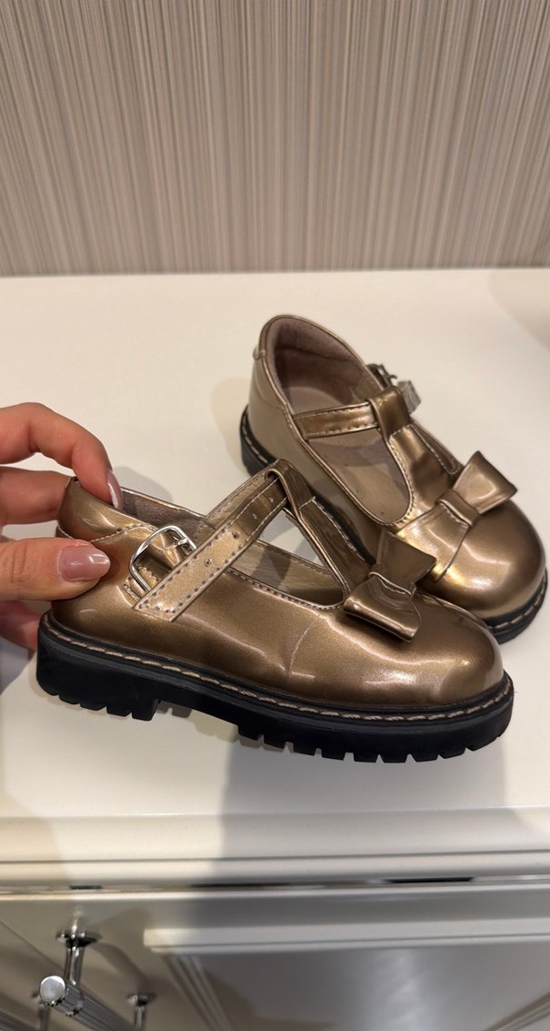 Kızlar için parlak altın rengi tokalı ayakkabı - Görsel 2