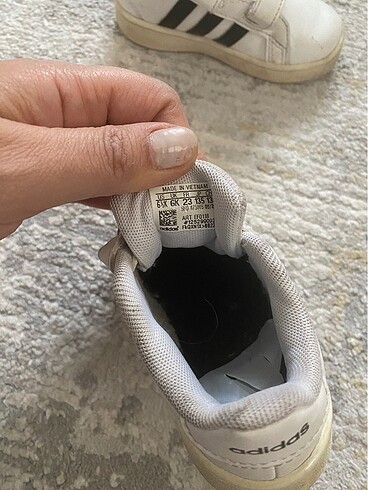 23 Beden beyaz Renk Adidas spor ayakkabı kız çocuk 23 numara