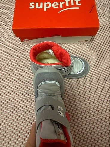 24 Beden gri Renk SUPERFIT 2 kere giyilmiş içi polar ÇOCUK BOTU-KUTULU
