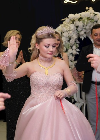 Abiye İnci İslemeli Uzun Kol Straplez Nisan Elbisesi