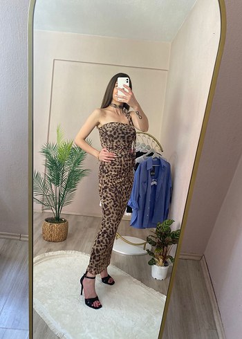 Sırtı Açık Leopar Desenli Uzun Elbise