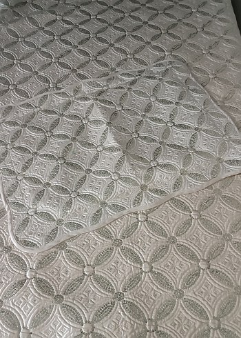 Nakışlı Beyaz Gri Yatak Örtüsü
