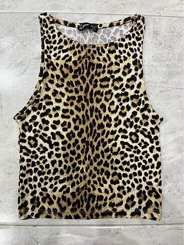 ambar leopar desenli askılı crop bluz