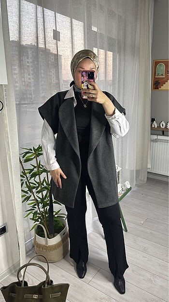 Siyah yırtmaç detaylı pantolon