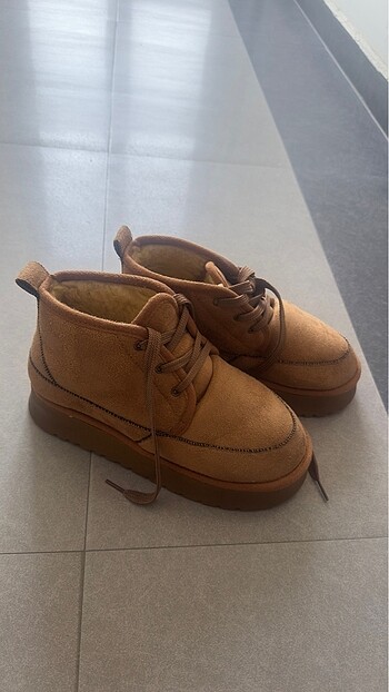40 Beden kahverengi Renk Ugg 40 no camel (markasi ugg degil)