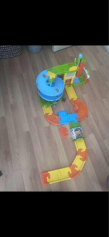 Dolu oyuncak otopark ve yol