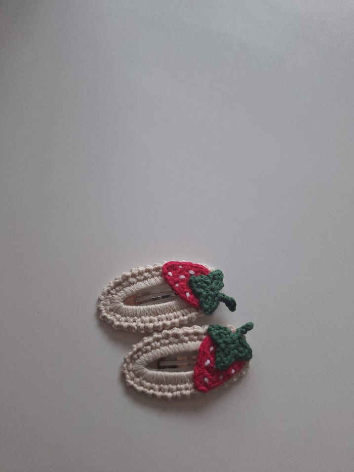 Örgü Çilek Desenli Çocuk Toka - Görsel 2