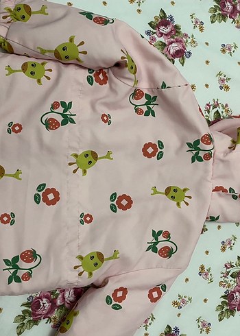 Kız Çocuk Kapüşonlu Renkli Baskılı Mont - Görsel 2