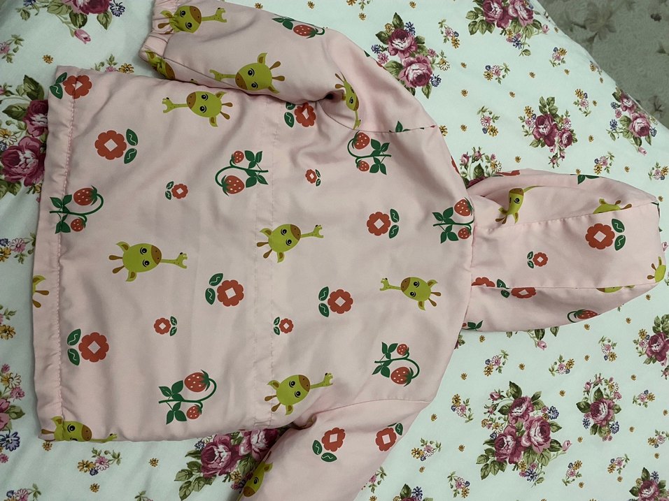 Kız Çocuk Kapüşonlu Renkli Baskılı Mont - Görsel 2