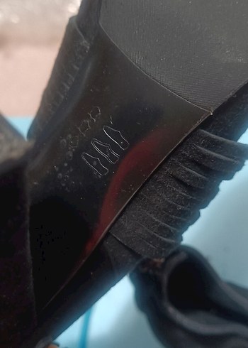 Siyah Süet Tokalı Gotik Topuklu Kadın Bot - Görsel 2