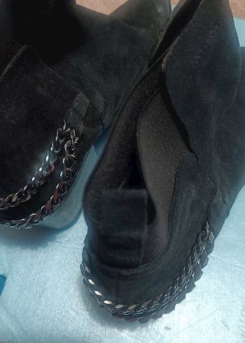 Siyah Süet Zincirli Topuklu Bot - Görsel 2