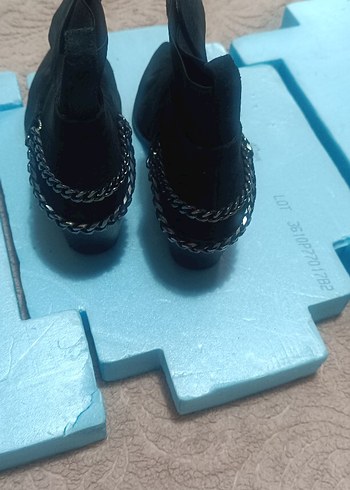 Siyah Süet Zincirli Topuklu Bot - Görsel 3