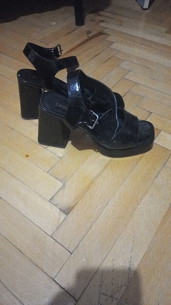 Derimod Siyah Topuklu Ayakkabı