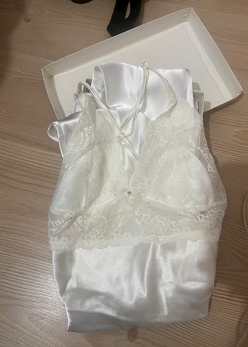 Parlak beyaz Uzun İnce Askılı Gecelik - Görsel 2