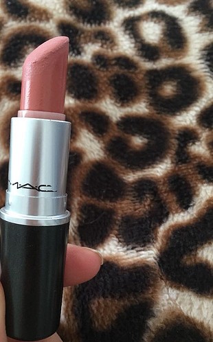 Mac Kinda Sexy nude ruj