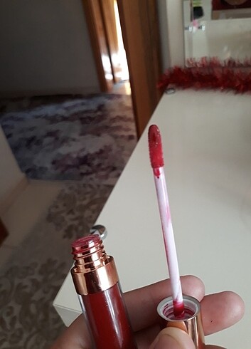 Kırmızı lipgloss parlatıcı gibi simli