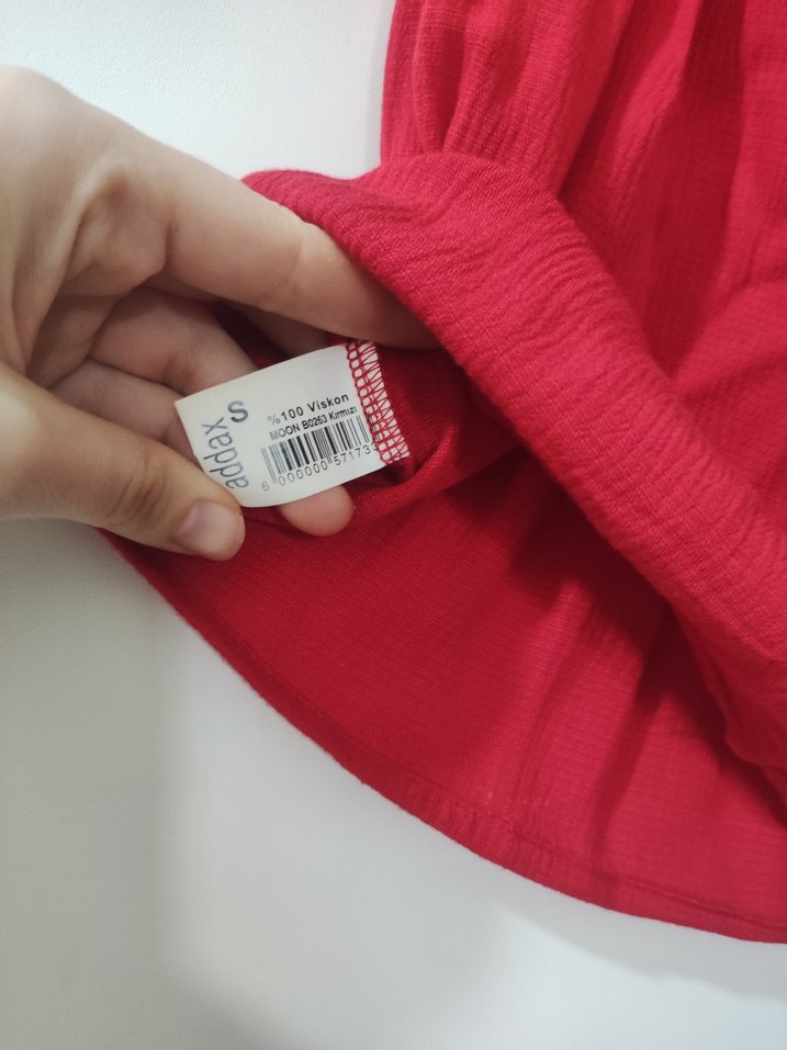 Omuzları açık kısa kollu fırfırlı Kırmızı Bluz - Görsel 5