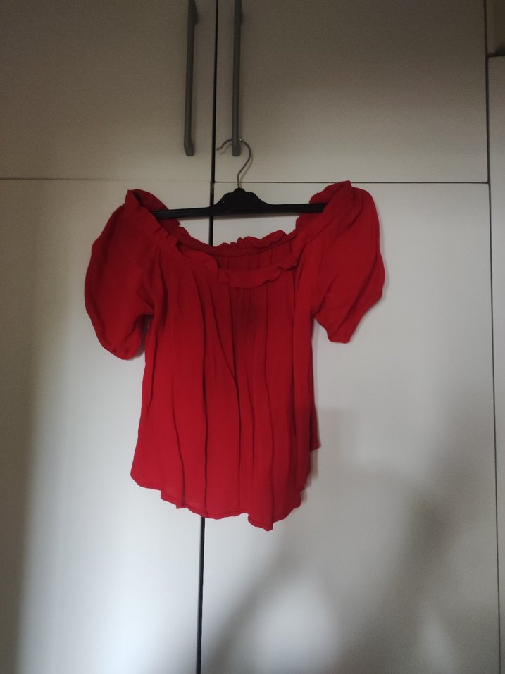 Omuzları açık kısa kollu fırfırlı Kırmızı Bluz - Görsel 3