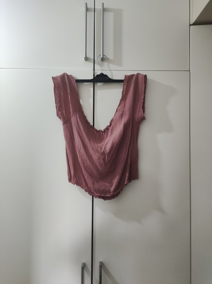 Omuzları açık kısa kollu drapeli Pembe Bluz - Görsel 4