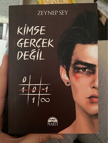 Kimse Gerçek Değil cep kitap