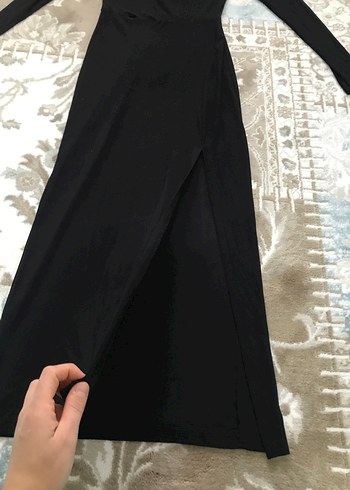 Uzun kollu yırtmaçlı sırt dekolteli siyah elbise - Görsel 2