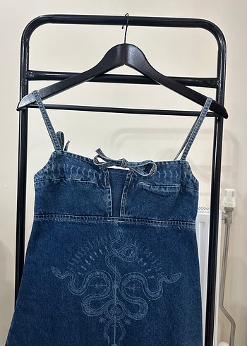 Zincir Detaylı Nakışlı Lacivert Kot Elbise - Görsel 4