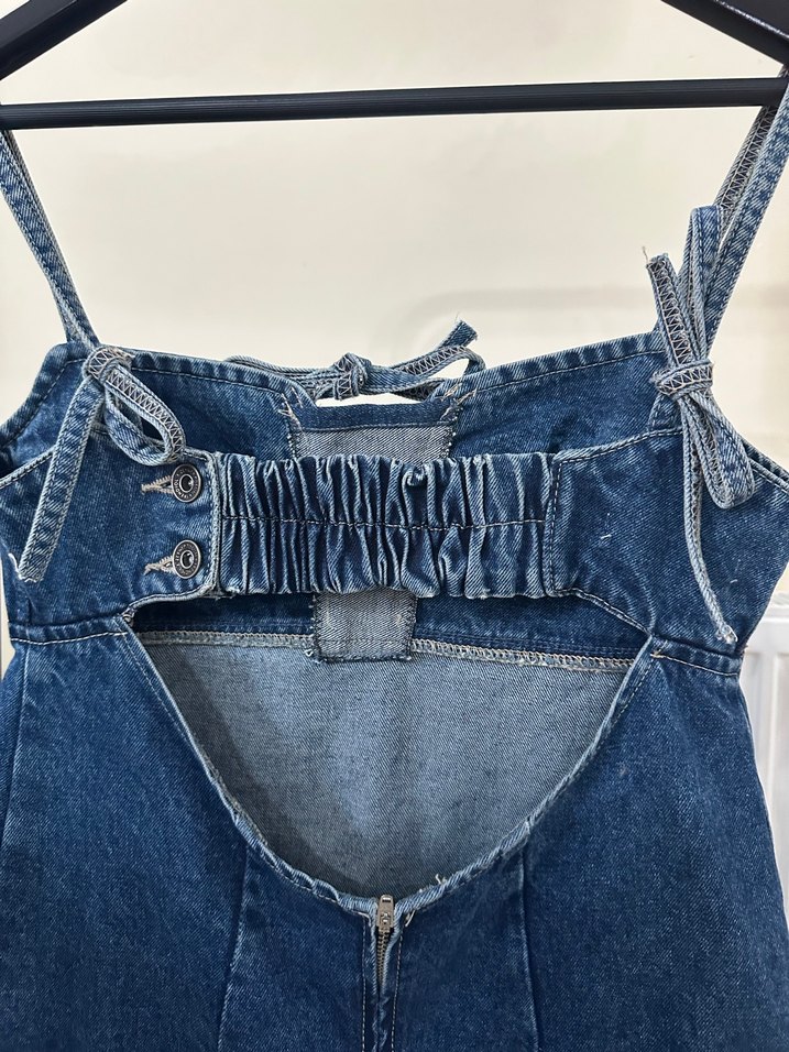 Zincir Detaylı Nakışlı Lacivert Kot Elbise - Görsel 3