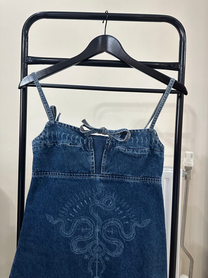 Zincir Detaylı Nakışlı Lacivert Kot Elbise - Görsel 4